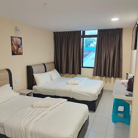 Southern Tip Hotel Pontian Kecil Exterior photo